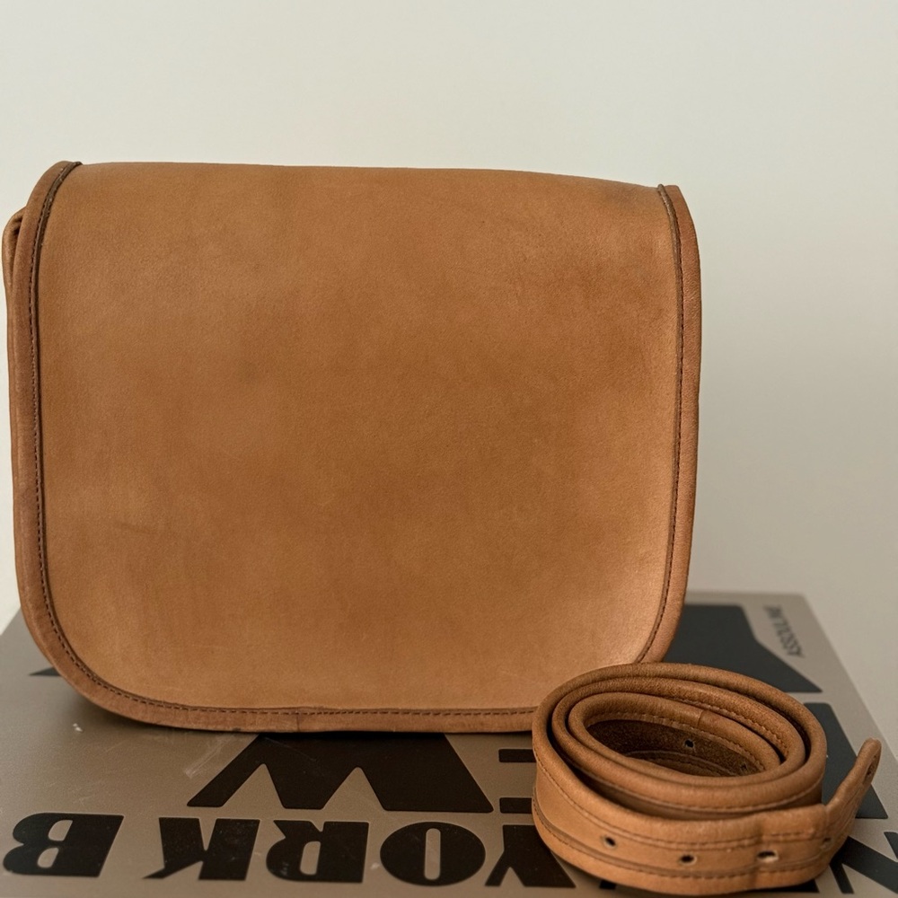 New York Vintage Coach Shoulder Pouch 9170 – Putty